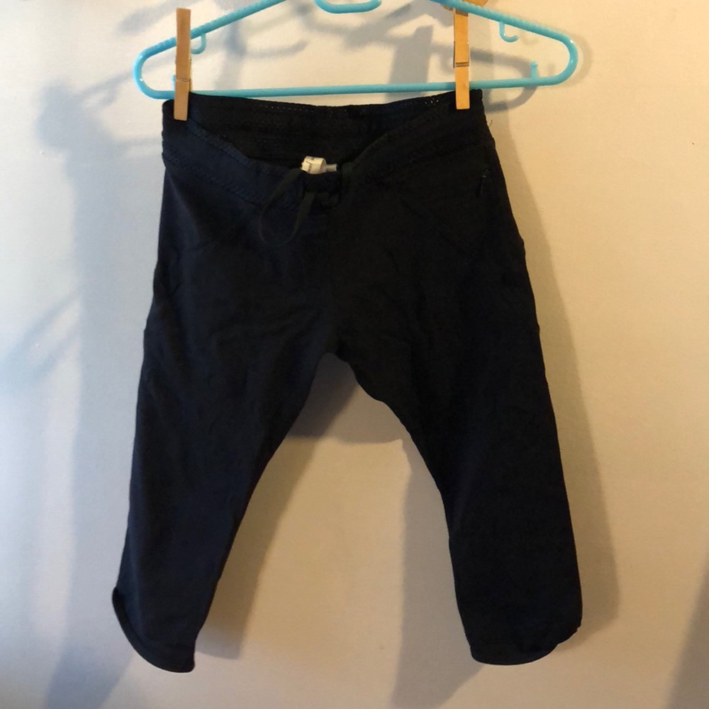 Lorna Jane black crops size xs.